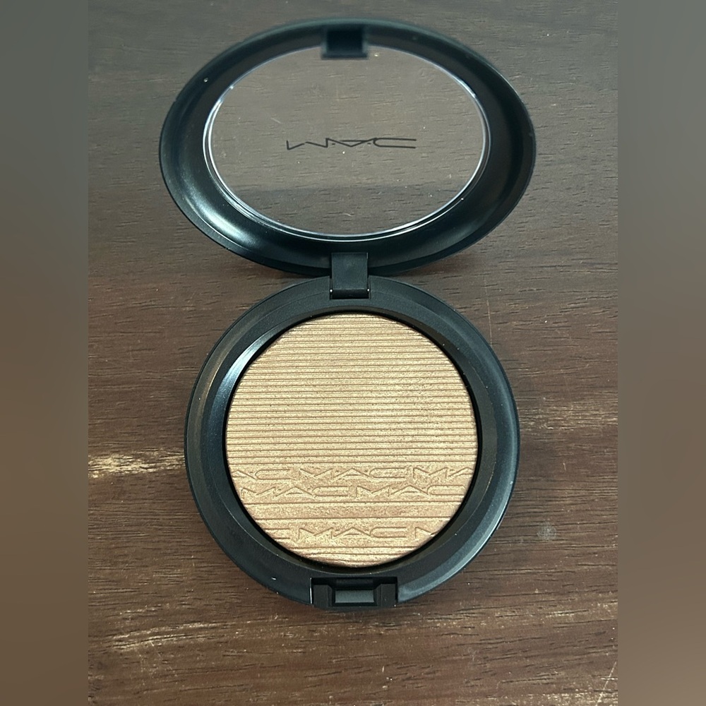 MAC Extra Dimension Skinfinish Highlighter- Whisper of Gilt